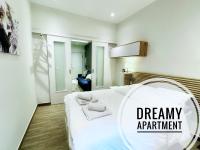 A bed or beds in a room at Dreamy Apartment City Center 11 thesbnbgr