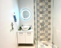 A bathroom at Dreamy Apartment City Center 11 thesbnbgr