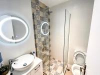A bathroom at Dreamy Apartment City Center 11 thesbnbgr