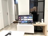 A television and/or entertainment centre at Dreamy Apartment City Center 11 thesbnbgr