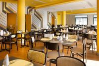 une salle à manger remplie de tables et de chaises dans l'établissement DOMITYS LE BELVEDERE Résidence Services Séniors, à Nevers