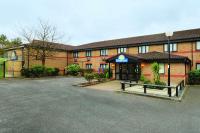 Un estacionamiento vacío frente a un edificio en Days Inn London Stansted Airport, en Stansted Mountfitchet