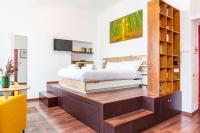 A television and/or entertainment centre at Easylife - Accogliente monolocale in zona Ripamonti