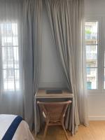 Łóżko lub łóżka w pokoju w obiekcie Studio Saint Germain des près