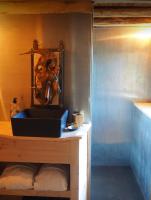 Telewizja i/lub zestaw kina domowego w obiekcie Cabane perchée Les Cabanes de Fallot - sauna bain-froid piscine naturelle