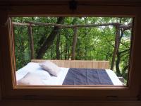 Łóżko lub łóżka w pokoju w obiekcie Cabane perchée Les Cabanes de Fallot - sauna bain-froid piscine naturelle