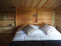Łóżko lub łóżka w pokoju w obiekcie Cabane perchée Les Cabanes de Fallot - sauna bain-froid piscine naturelle