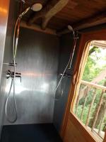 Łazienka w obiekcie Cabane perchée Les Cabanes de Fallot - sauna bain-froid piscine naturelle