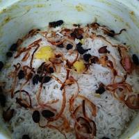 瓦尔卡拉The Ixora - A Boutique Homestay的一张披萨特写，上面有米饭和橄榄。