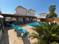 Bazén v ubytování Tarracotta Villa 4 bedroom, near Ayia Napa nebo v jeho okolí