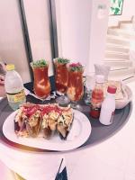 トゥスパン・デ・ロドリゲス・カノにあるHotel Bokettoのテーブルの上に食べ物の皿が置かれたテーブル