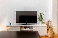 TV a/nebo společenská místnost v ubytování Comfy 3 Bedroom Apartment Campo de Ourique
