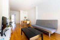 TV a/nebo společenská místnost v ubytování Comfy 3 Bedroom Apartment Campo de Ourique