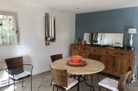 Telewizja i/lub zestaw kina domowego w obiekcie Nice 120 M Cosy With Garden Terrace And Paillote
