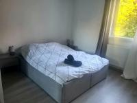 Łóżko lub łóżka w pokoju w obiekcie Joli Appartement vue montagne, cosy avec jardin