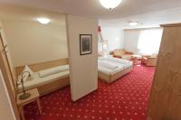 Łóżko lub łóżka w pokoju w obiekcie Hotel Garni Rifflsee