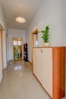 Kuchyňa alebo kuchynka v ubytovaní The apartments consists of two bedrooms, a bathroom, a kitchen and a living room