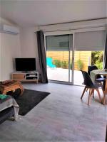 Telewizja i/lub zestaw kina domowego w obiekcie L'ANNEXE endroit zen et chaleureux. Jacuzzi extérieur