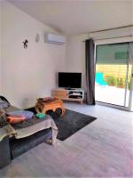 Telewizja i/lub zestaw kina domowego w obiekcie L'ANNEXE endroit zen et chaleureux. Jacuzzi extérieur