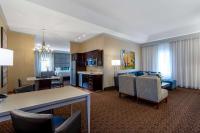 Hawthorn Extended Stay by Wyndham West Palm Beachにあるキッチンまたは簡易キッチン