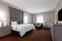 Hawthorn Extended Stay by Wyndham West Palm Beachにあるベッド