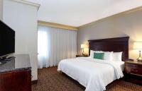 Hawthorn Extended Stay by Wyndham West Palm Beachにあるベッド