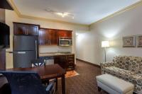 Hawthorn Extended Stay by Wyndham West Palm Beachにあるキッチンまたは簡易キッチン
