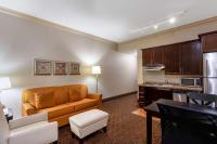 Hawthorn Extended Stay by Wyndham West Palm Beachにあるキッチンまたは簡易キッチン
