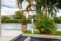 Hawthorn Extended Stay by Wyndham West Palm Beachにある庭