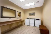 Hawthorn Extended Stay by Wyndham West Palm Beachにあるキッチンまたは簡易キッチン