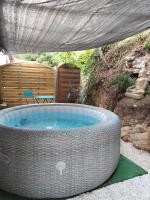 Basen w obiekcie L'ANNEXE endroit zen et chaleureux. Jacuzzi extérieur lub w pobliżu