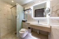 Livington Hotelにあるバスルーム