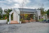 JB Grand Resort في ناخون سي ثامارات: مبنى به الكثير من النوافذ والكراسي