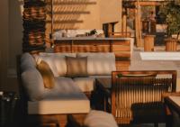 ein Wohnzimmer mit Sofas und einem Tisch in der Unterkunft Terra Solis Dubai in Dubai