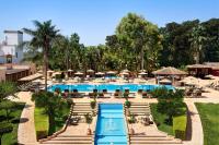 Una vista aérea de un complejo turístico con piscina. en Almar Giardino di Costanza Resort &amp; Spa, en Mazara del Vallo