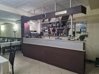 eine Bar in einem Restaurant mit einer Arbeitsplatte in der Unterkunft Motel LAGUNA in Beiuş