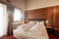 A bed or beds in a room at Hotel Chalet Sas Morin