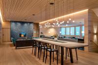 埃格Fuchsegg Eco Lodge的一间配有大桌子和椅子的大餐厅