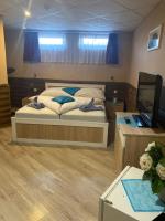Posteľ alebo postele v izbe v ubytovaní Abszolút Hotel és Panzió