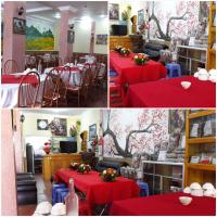 Cuatro fotografías de un restaurante con mesas y sillas rojas. en Quê Hương house, en Sa Pa