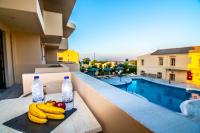 Basen w obiekcie Orestis Hotel Sea View Apartments lub w pobliżu
