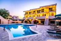 Basen w obiekcie Orestis Hotel Sea View Apartments lub w pobliżu