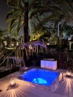 Bazén v ubytování Sun Club P65 Premium Bungalow nebo v jeho okolí
