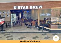 Un restaurante de cerveza de estrellas con mesas y sillas. en I-City Homestay - Shah alam, Hospital Shah Alam, UITM, Central Mall SOGO, Seksyen 7, en Shah Alam