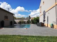 A piscina localizada em Maison Arl&eacute;sienne de charme avec piscine ou nos arredores