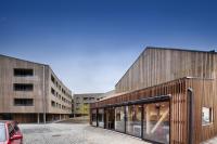 Una vista exterior de un edificio con un coche aparcado delante. en Aparthotel Lípa, en Krásná Lípa