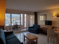 Telewizja i/lub zestaw kina domowego w obiekcie Cap HERMES Vue PORT Studio 30m2 Climatise Piscine