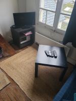 Televízia a/alebo spoločenská miestnosť v ubytovaní Studio à Trouville - Charme de l'ancien
