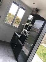 Kuchnia lub aneks kuchenny w obiekcie Villa climatisé avec piscine et jacuzzi