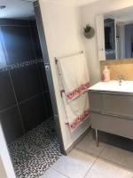 Łazienka w obiekcie Villa climatisé avec piscine et jacuzzi
